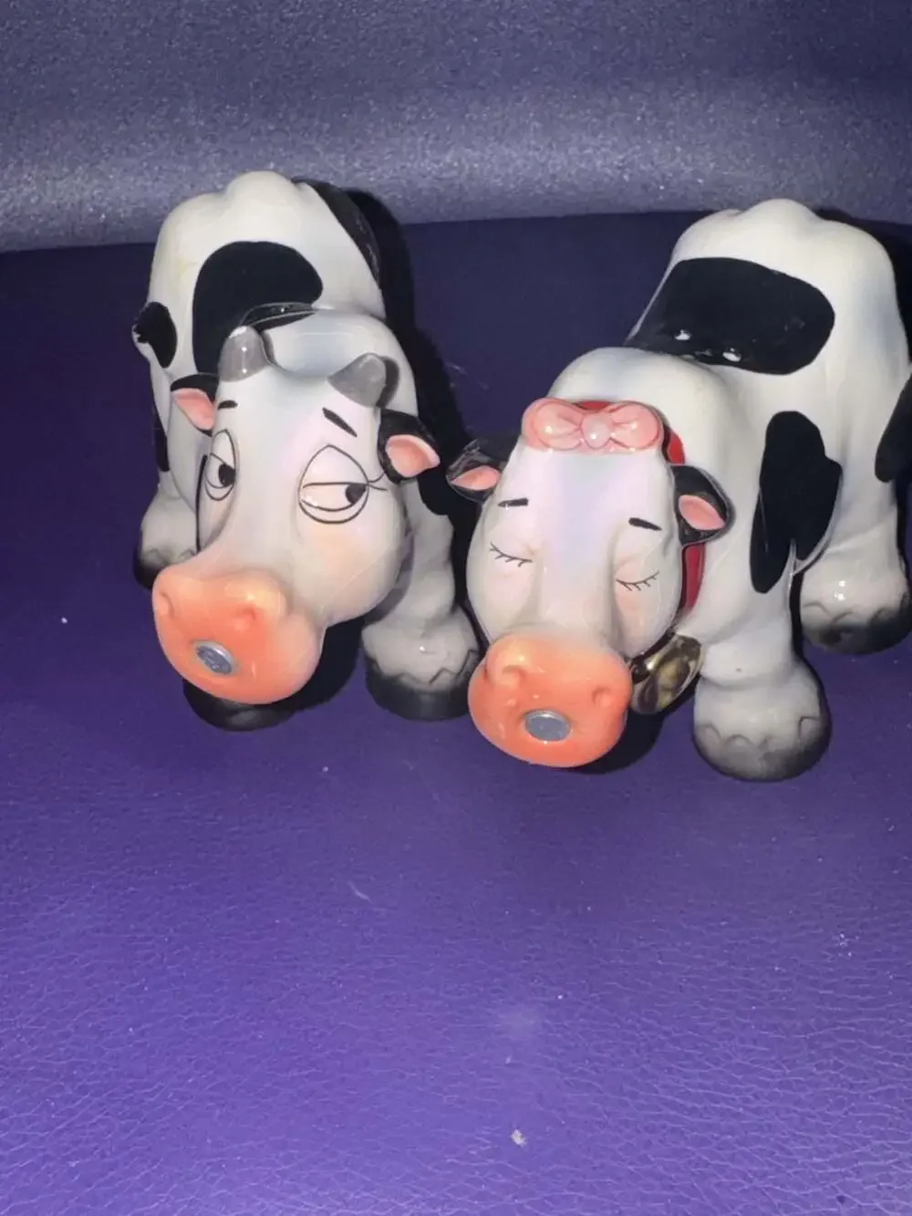Magnetic Kissing Holstein Cows Ceramic Salt and Pepper Shakers Set